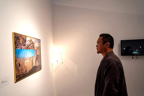 噼里啪啦砰砰砰作品前观众.jpg